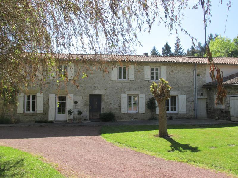 Maison en pierres avec dépendances et terrain 4 ha
