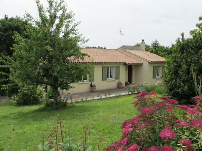 Pavillon avec vue dégagée, bordure de rivière