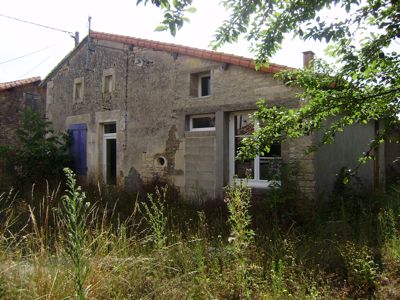 Maison en pierres à restaurer avec dépendances