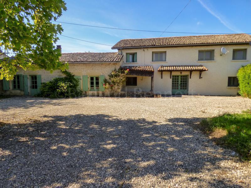 Grande maison en pierres avec piscine