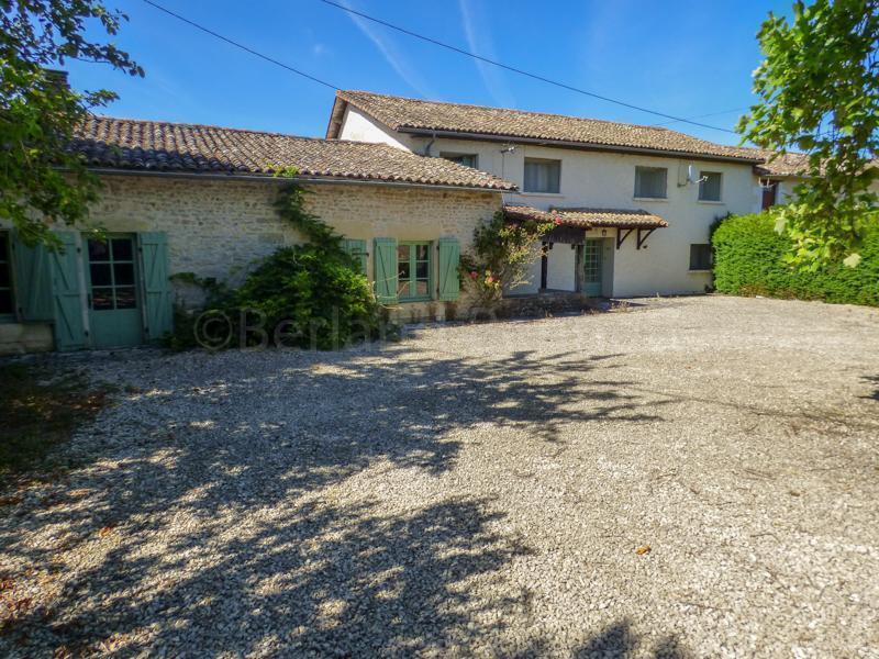 Grande maison en pierres avec piscine