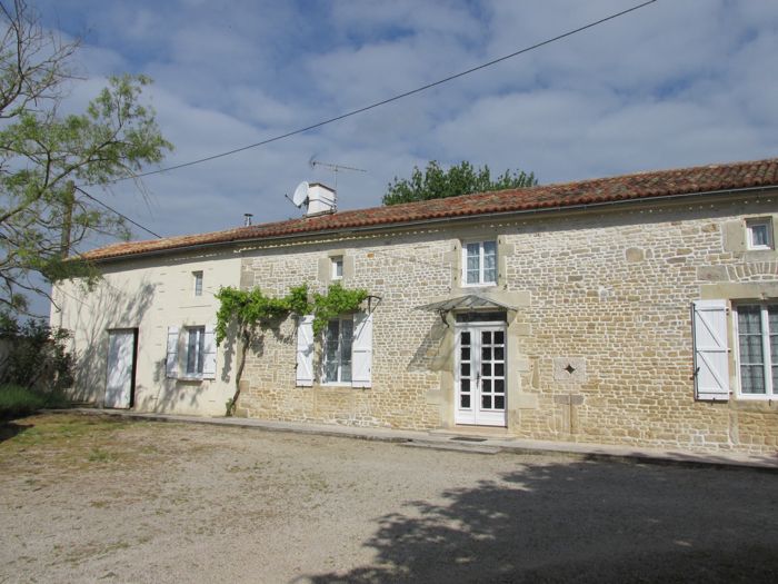 Grande maison de campagne avec dépendances