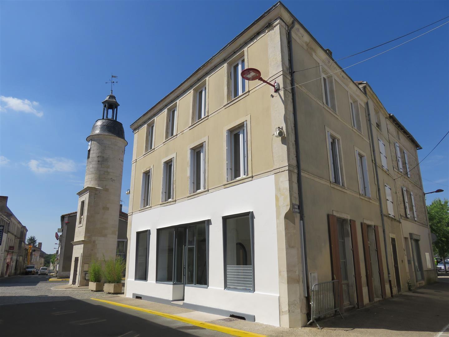 Local commercial et 2 appartements à rénover