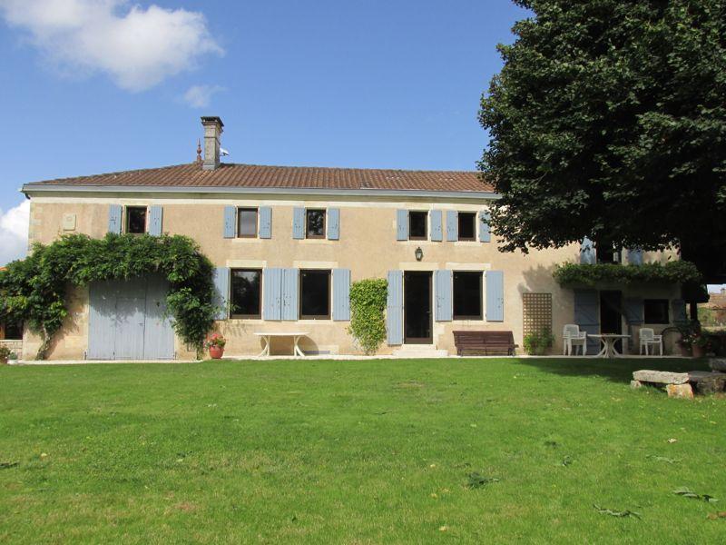 Grande maison en pierres avec piscine