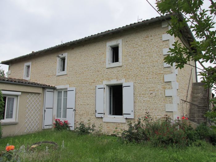 Maison en pierres, dépendances + 2ème maison à restaurer