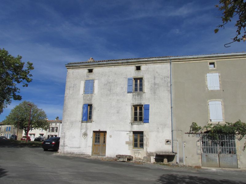 Maison de village divisée en appartements