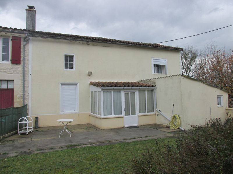 Maison en pierres avec dépendances et terrain