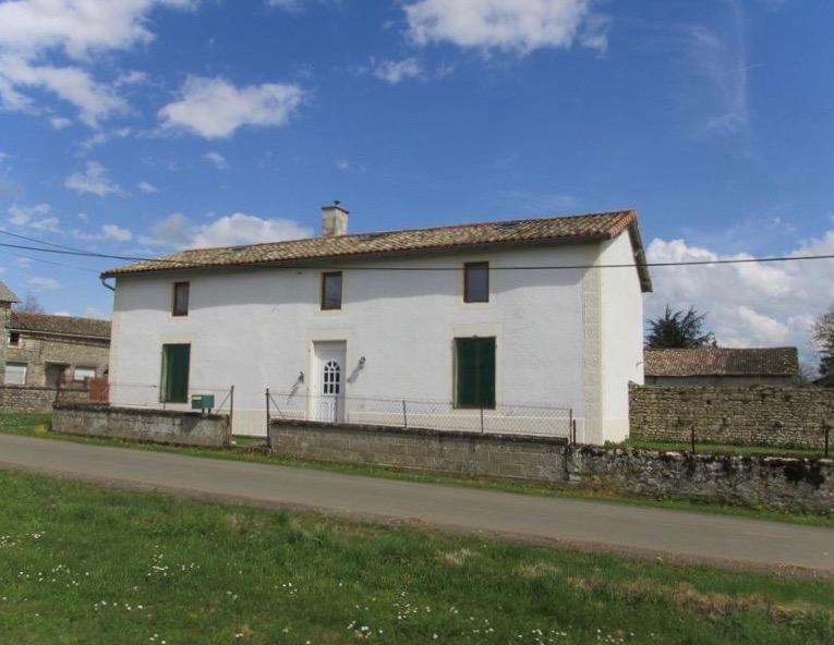 Maison en pierres avec grand terrain et dépendances