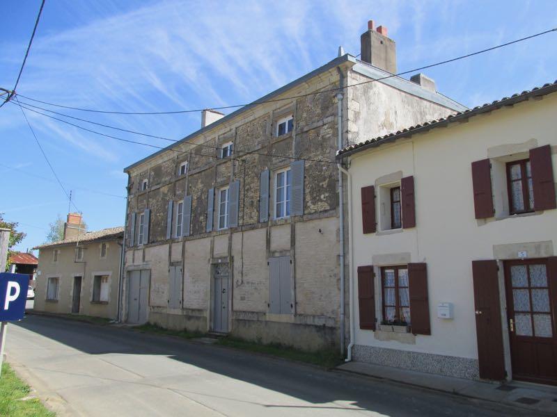 Grande maison en pierres