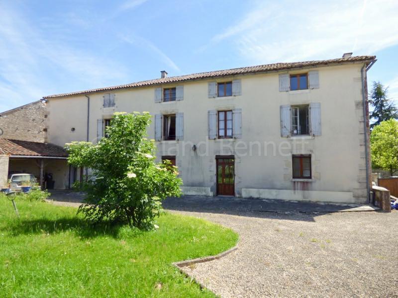 Grande maison en pierres avec 6 chambres et piscine