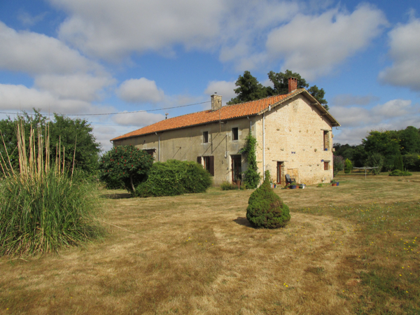 Maison en pierres avec terrain