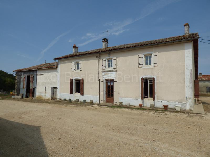 Maison en pierre avec dépendances à rénover