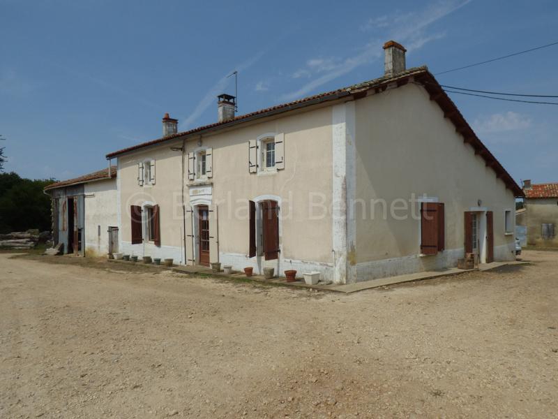 Maison en pierre avec dépendances à rénover