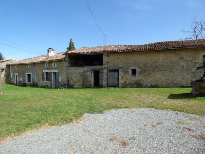 Maison en pierre à rénover avec dépendances