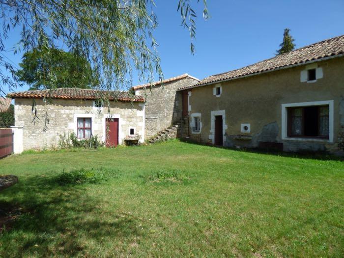 Maison en pierre à rénover avec dépendances