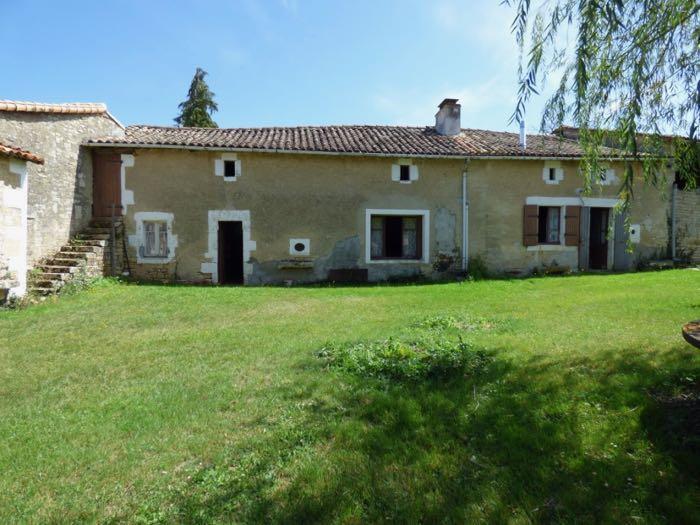 Maison en pierre à rénover avec dépendances