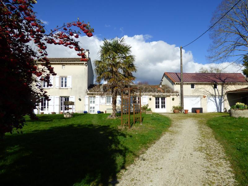 Maison en pierres avec jardin