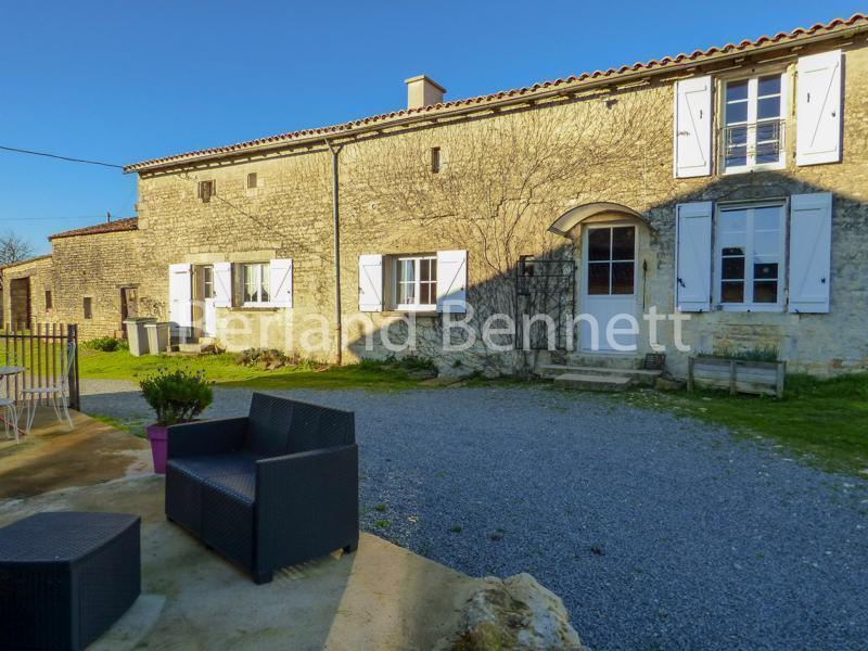Maison en pierres avec dépendances