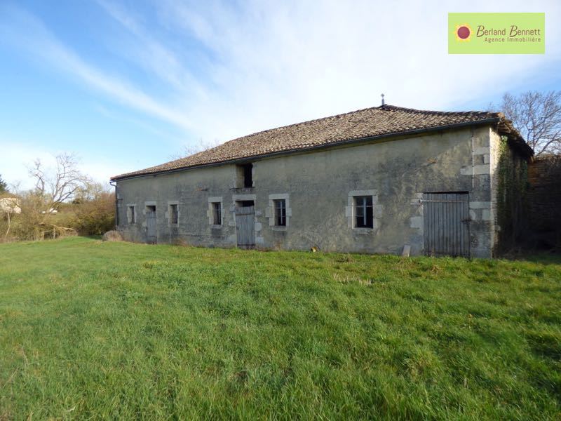 Batiment 200 m2 + grange et dépendances