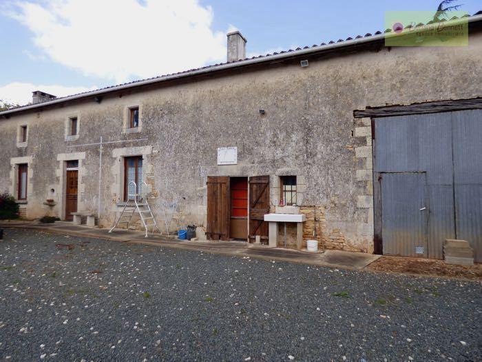 Maison en pierre à rénover avec dépendances