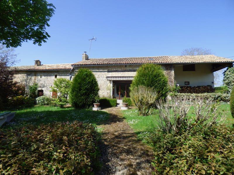 Maison en pierres avec terrain