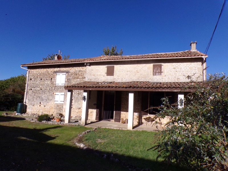 Maison en pierres rénovée avec jardin