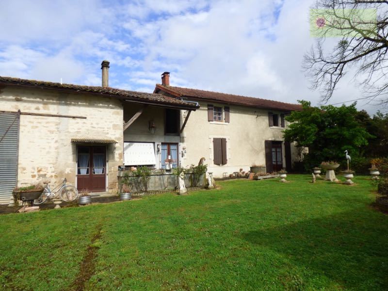 Grande maison à rénover avec dépendances Secteur Villefagnan