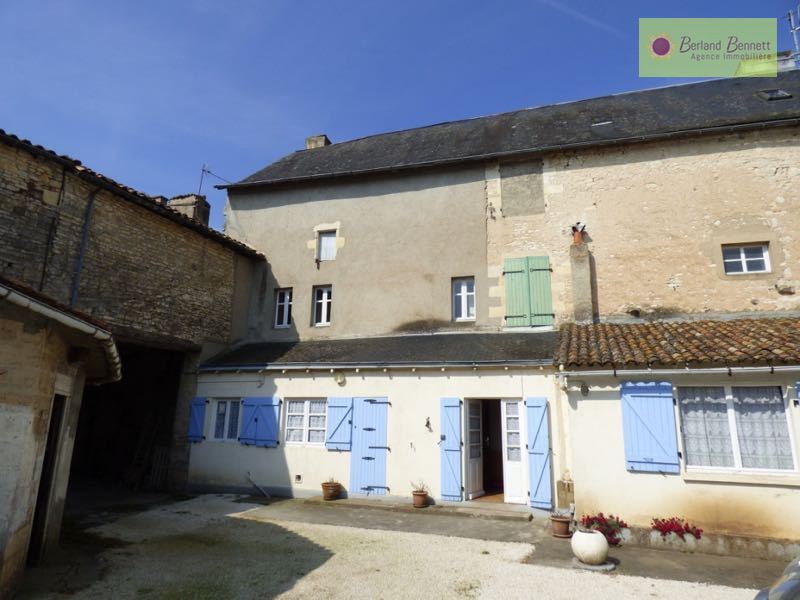 Grande maison avec dépendances à rafraichir