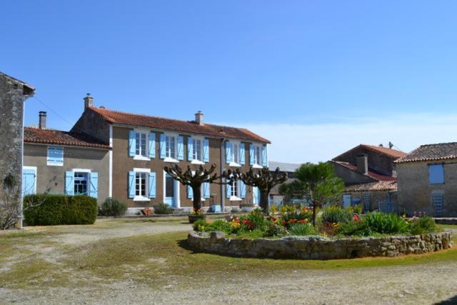 Grande maison en pierres avec dépendances