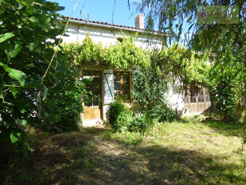 Maison en pierre à rénover avec terrain