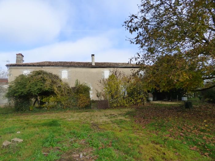 Grande maison en pierres divisée en 3 logements