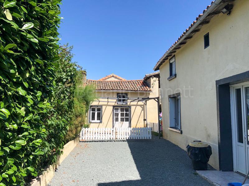 Maison en pierres avec cour close et dépendances