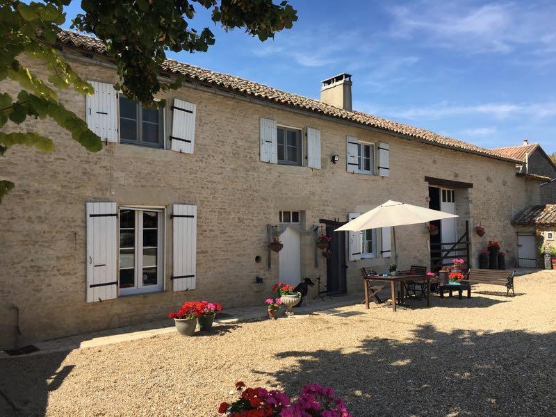 Belle maison de caractère avec piscine et pigeonnier