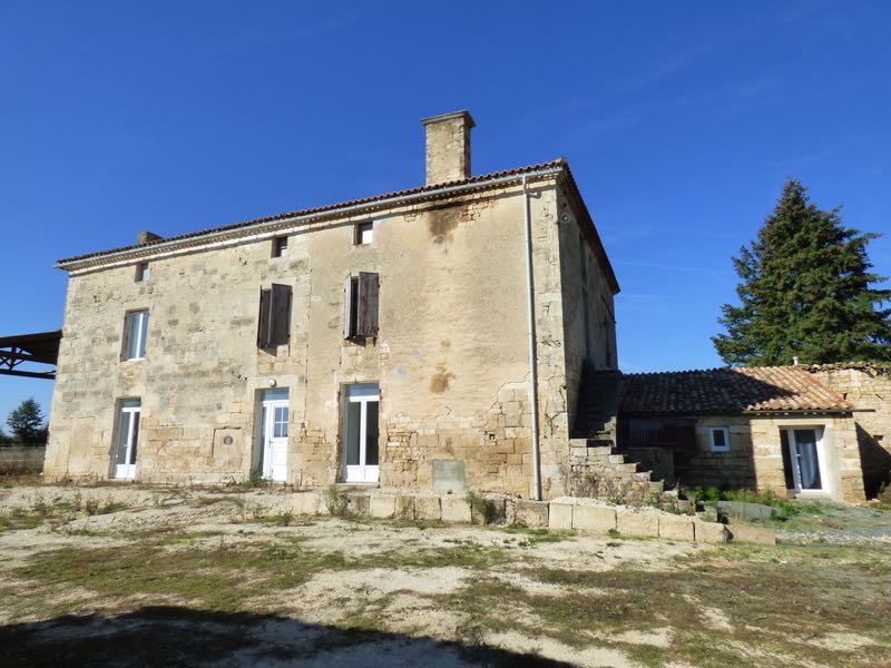 Grande maison en pierres sur 1 ha