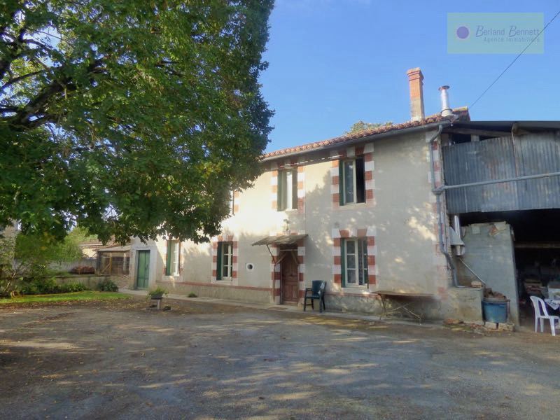 Maison en pierre avec dépendances et terrain