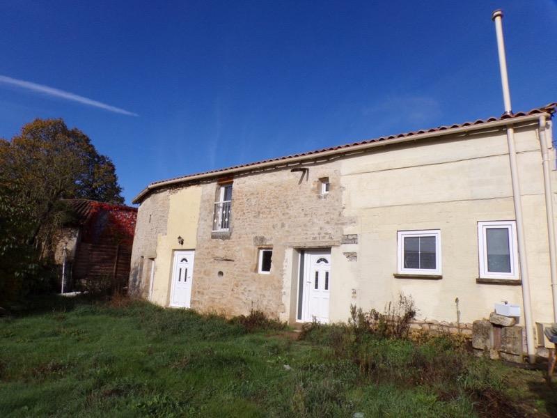 Maison en pierres avec jardin