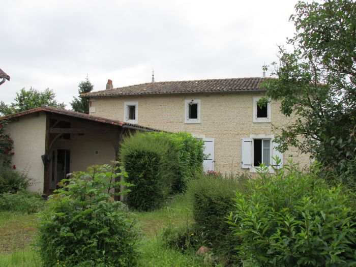 Maison en pierres avec dépendances