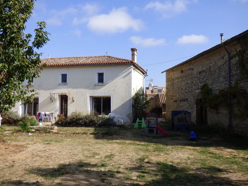 Maison en pierres avec studio et dépendances