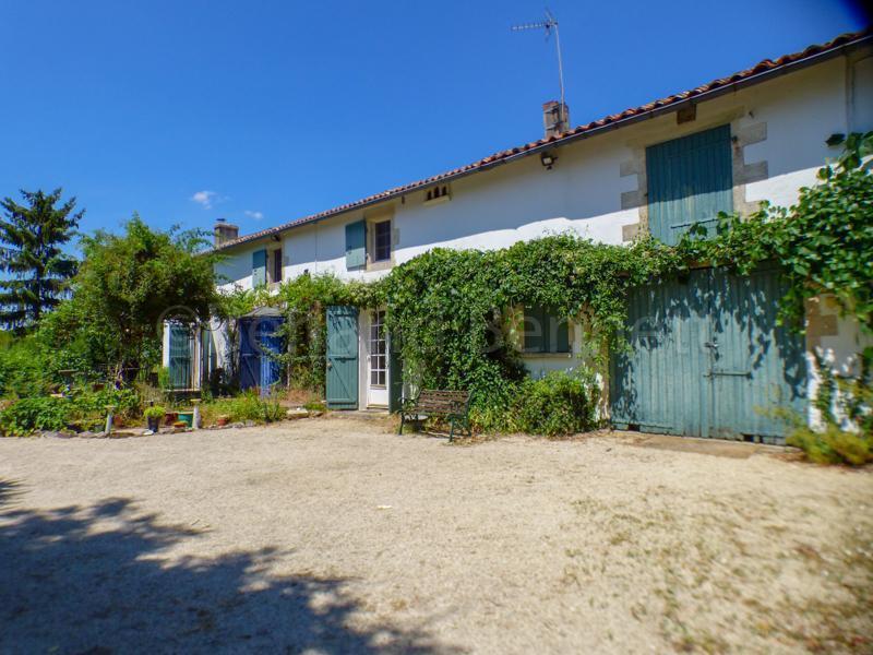 Fermette en pierres avec piscine et vue dégagée