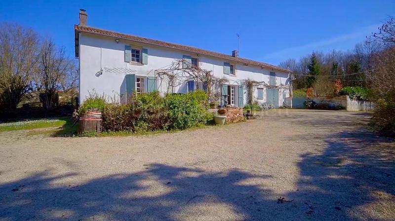 Fermette en pierres avec piscine et vue dégagée