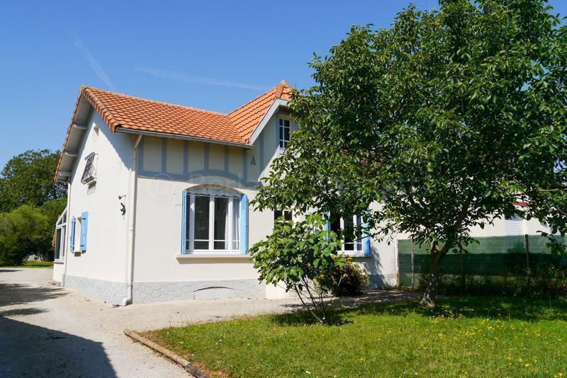 Pretty detached town house with large garden