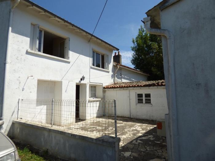 Maison en pierres avec courette et garage
