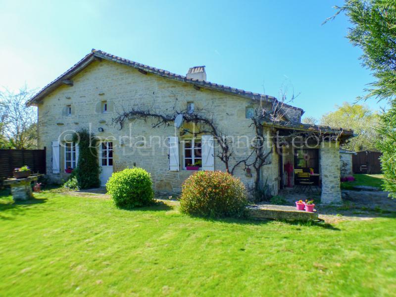 Maison en pierres avec grange