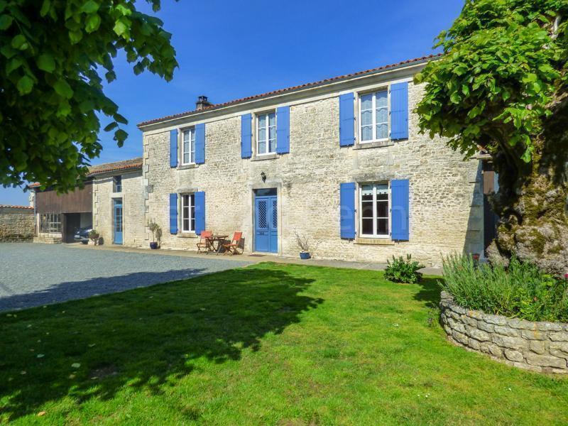 Belle maison en pierres avec vue dégagée