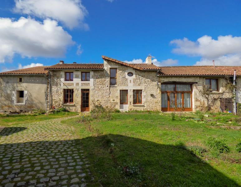 Belle maison en pierres avec dépendances