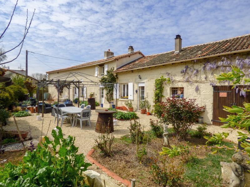 Grande maison en pierres rénovée
