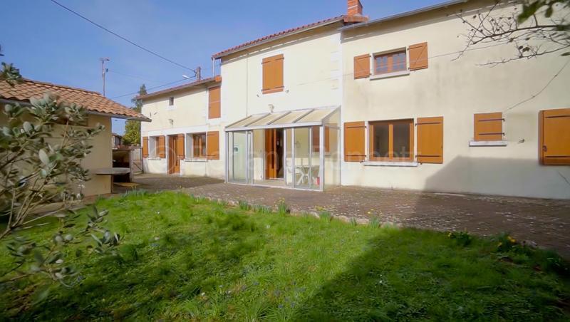 Maison en pierres avec terrain
