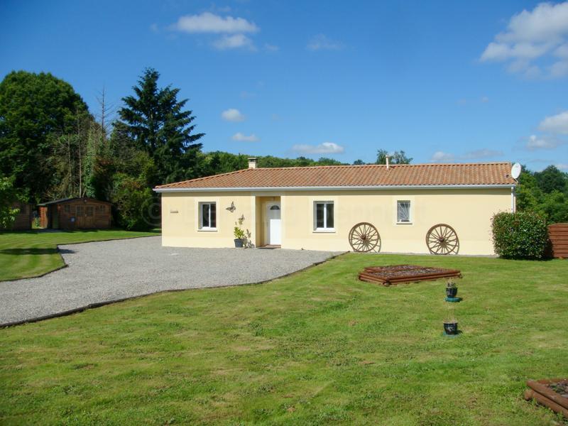 Pavillon plain pieds avec beau terrain