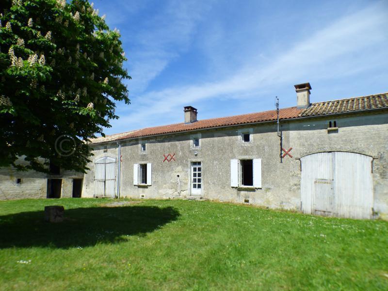 Fermette en pierres avec dépendances