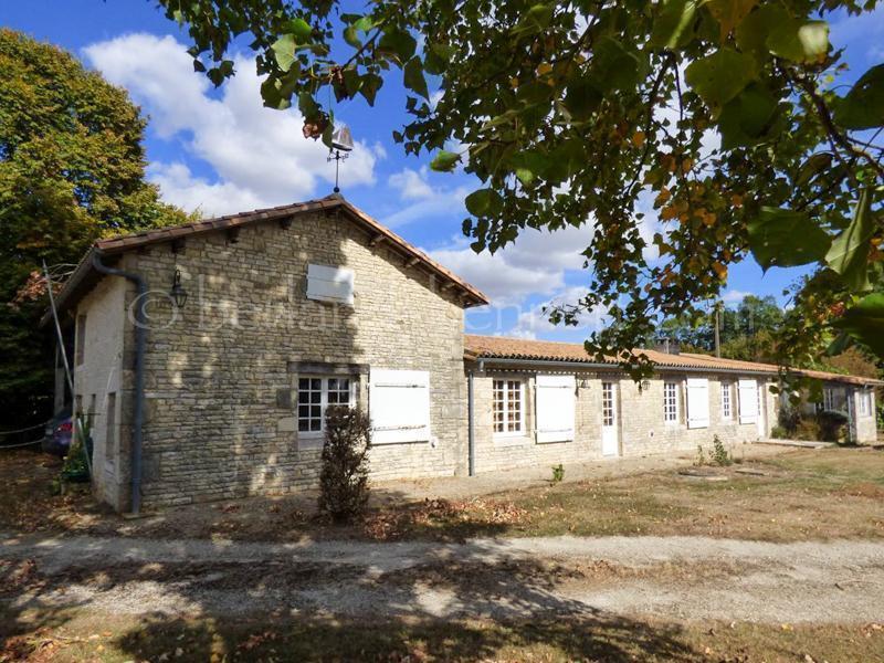 Maison en pierres sur terrain 1 ha